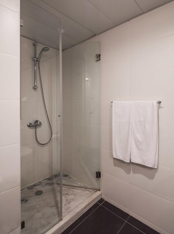Zimmer mit Verbindungstür